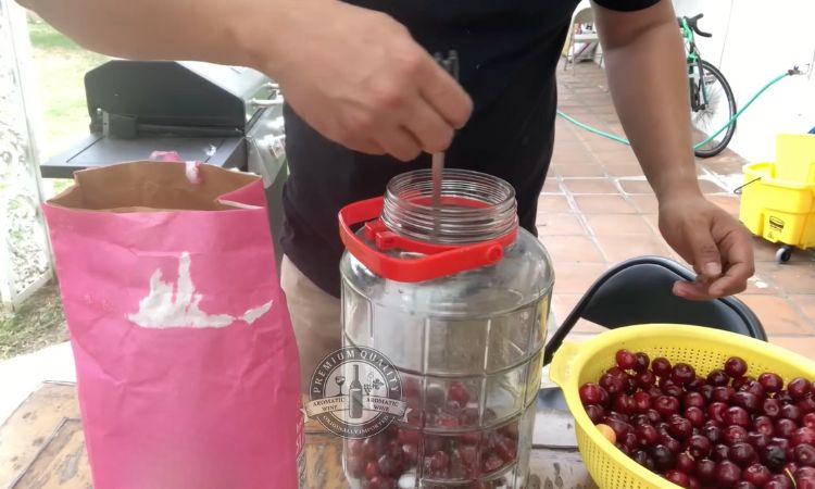 Trộn nguyên liệu cherry với đường